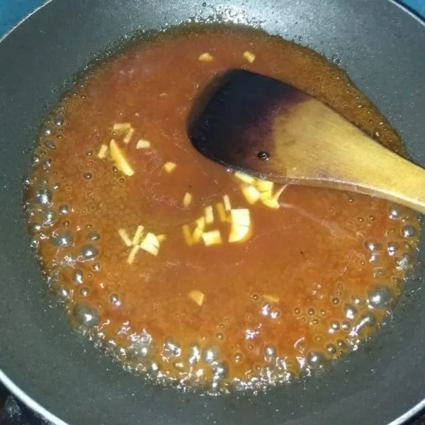 Masak hingga mendidih. Matikan api. Ikan kakap dan saos asam manis siap disajikan.