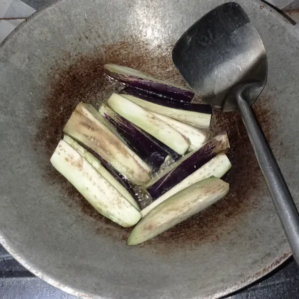 Panaskan 2 sdm minyak goreng, lalu masukan potongan terong masak sampai berkulit.