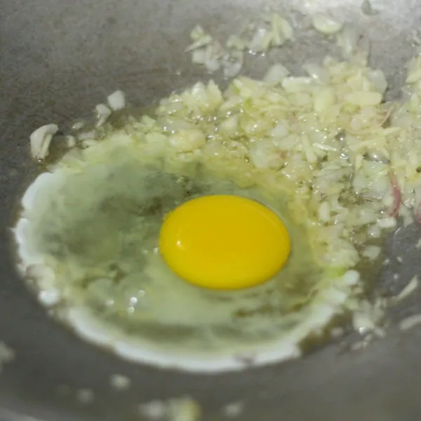 Masukan telur aduk seperti orak arik