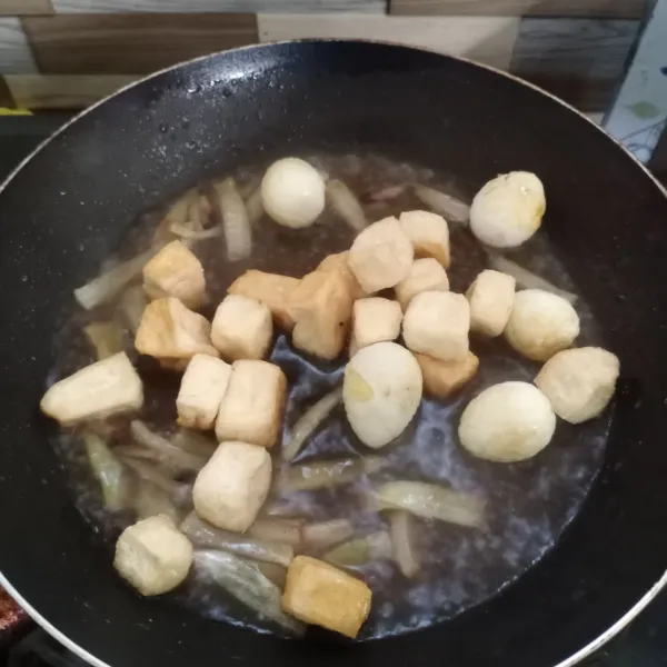 Masukan telur, tahu, garam dan gula. Aduk rata.