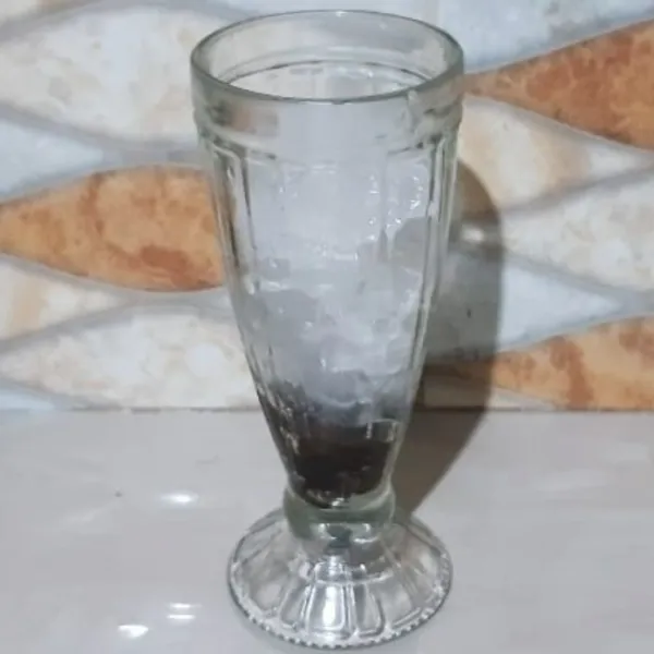 Siapkan gelas saji, tata boba di dasar gelas saji, lalu masukan es batu ke dalam gelas.