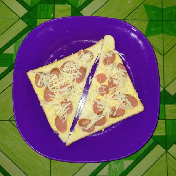 Beri serutan keju diatasnya.