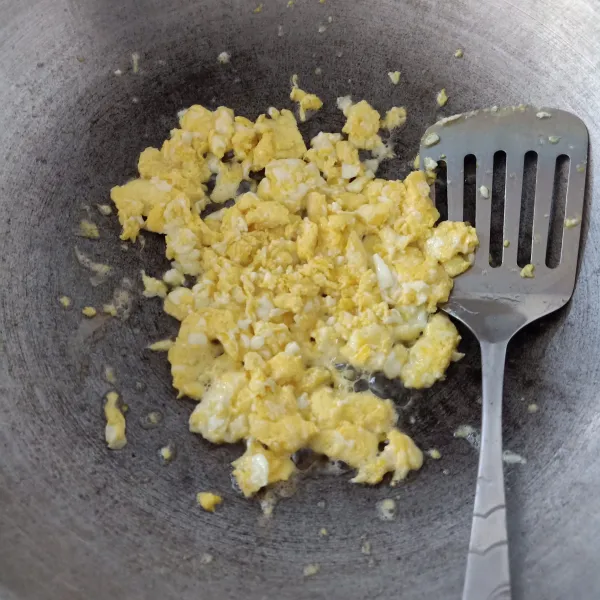 Tumis telur orak-arik dengan sedikit minyak goreng sampai matang.