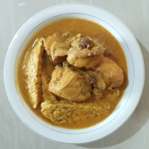 Siapkan mangkuk saji, tuang lodho ayam tempe ke dalam mangkuk saji. Siap dihidangkan.