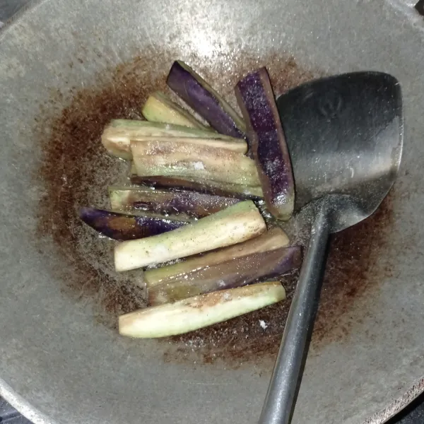 Tambahkan garam dan lada bubuk, masak 1 menit.