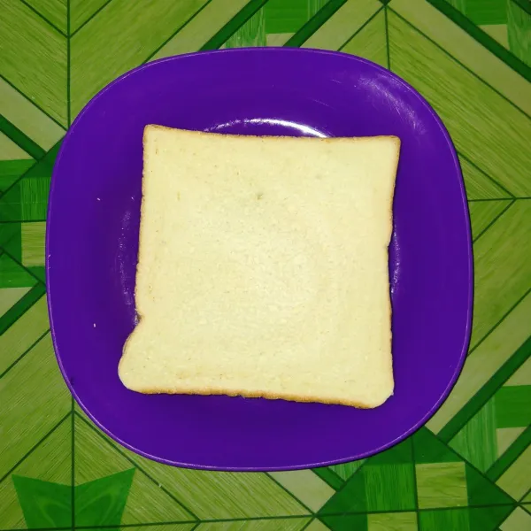 Siapkan roti tawar.