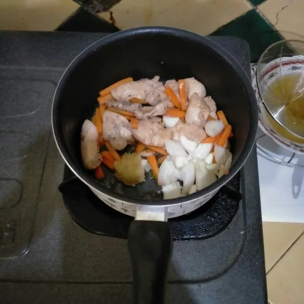 Masukkan 1/2 buah bawang bombay dan 2 siung bawang putih kemudian tumis hingga harum.
