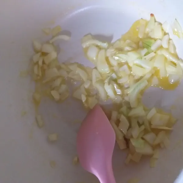 panaskan margarin hingga leleh, tumis bawang hingga harum.