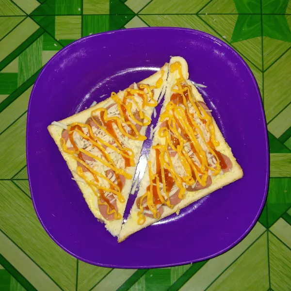 Beri saos dan mayonise.