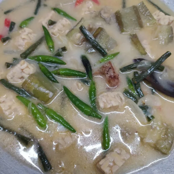 Masukkan cabe rawit hijau, masak sambil sesekali diaduk sampai sayuran matang. Angkat dan sajikan.