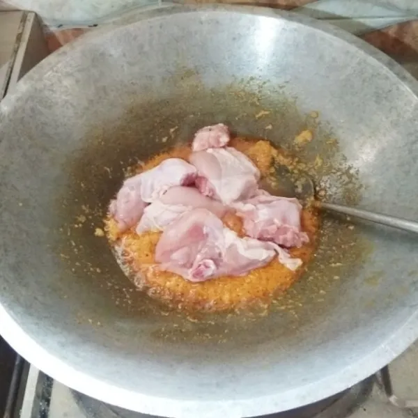 Masukkan ayam ke dalam wajan.