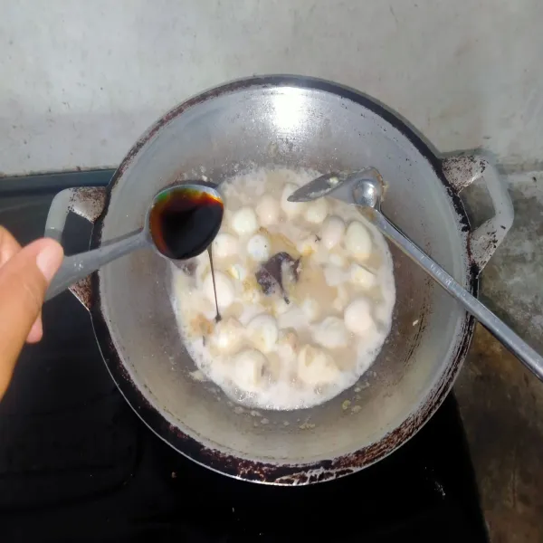 Tambahkan kecap manis, gula merah, garam, kaldu bubuk, lada bubuk & lengkuas geprek. Aduk hingga merata.