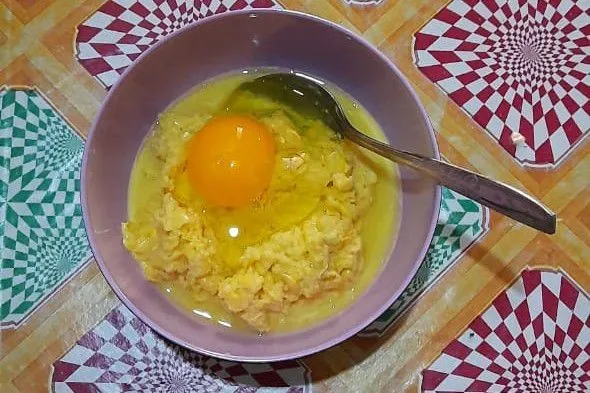 Campurkan jagung yang sudah dihaluskan dengan bumbu, tambahkan telur, lalu aduk sampai tercampur rata.
