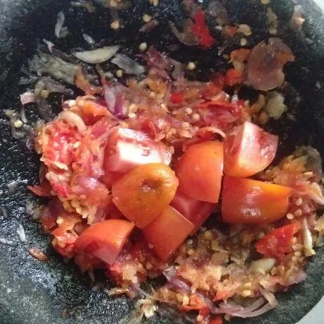 Ulek kasar bawang dan rawit, potong kotak tomat