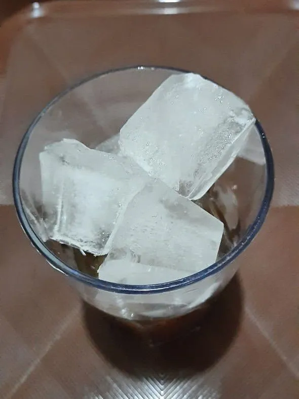 Masukan gula aren ke dalam gelas, lalu tambahkan es batu.