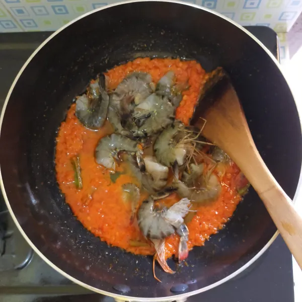 Lalu masukkan udang.