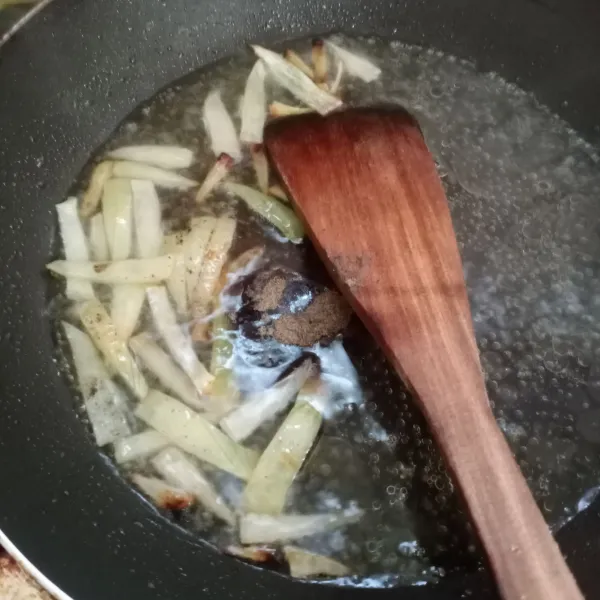 Panaskan 2 sdm minyak goreng, tumis bawang bombay sampai layu. Masukan air, lada hitam dan saus tiram. Masak sampai mendidih.