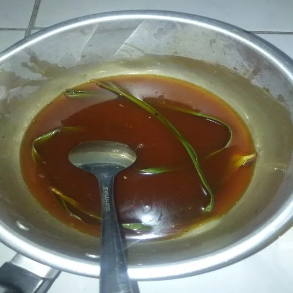 Masak gula merah, daun pandan, gula pasir dan air. Sesekali aduk agar gula merah cepat mencair. Saring dan sisihkan.