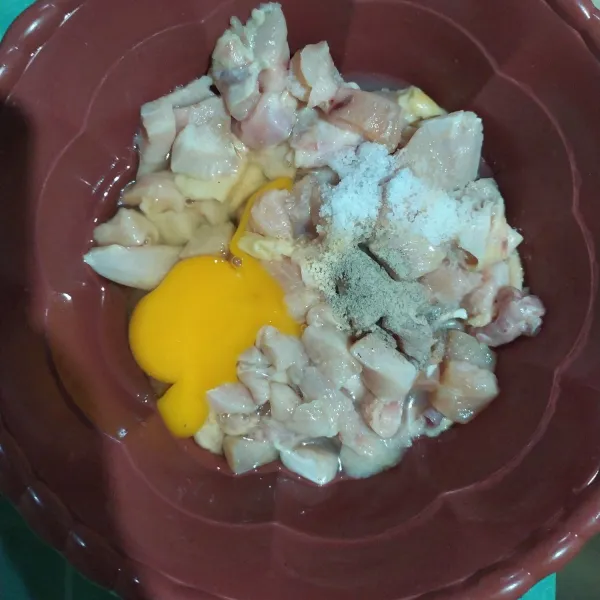 Tambahkan 1 butir telur, merica bubuk, garam dan kaldu bubuk. Aduk rata dan diamkan kurang lebih 5 menit.
