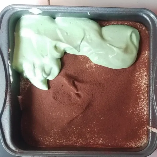 Tuang adonan hijau dengan menggunakan sendok perlahan di atas coklat bubuk hingga penuh. Lalu tutup lagi dengan coklat bubuk dan beri adonan putih di atasnya.