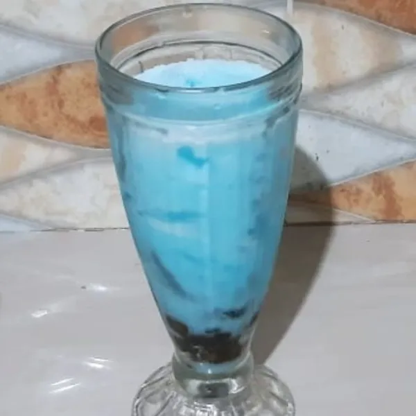 Lalu tuang pop ice vanila blue ke dalam gelas. Lengkapi dengan marshmallow dan astor di atasnya. Siap dihidangkan.