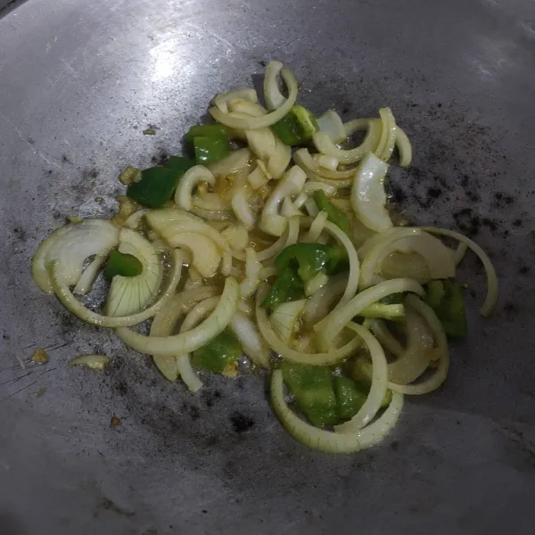 Lelehkan mentega lalu tumis bawang putih, bawang bombay dan paprika.