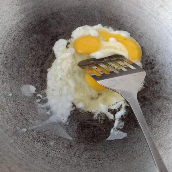 Goreng telur orak-arik dengan sedikit minyak goreng.