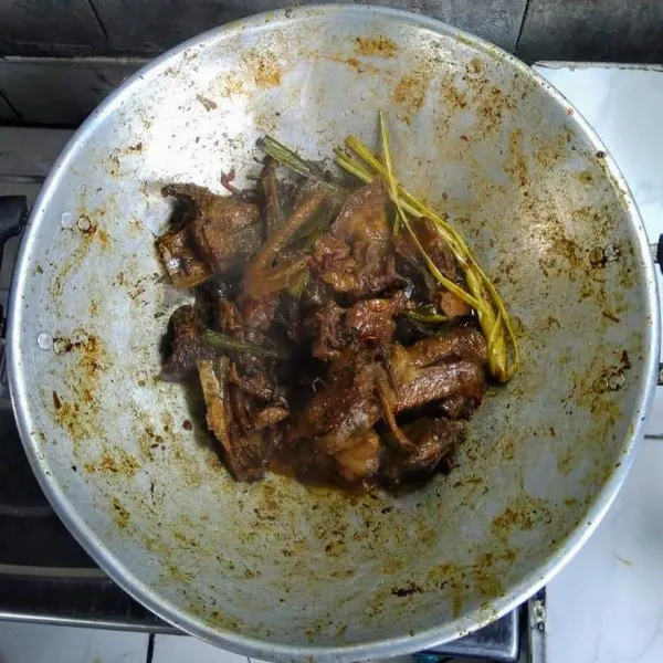 Masak sampai matang, daging empuk dan air habis, angkat dan sajikan.