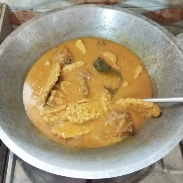 Masukkan santan. Aduk-aduk perlahan agar santannya tidak pecah. Masak hingga mendidih. Koreksi rasanya. Angkat.