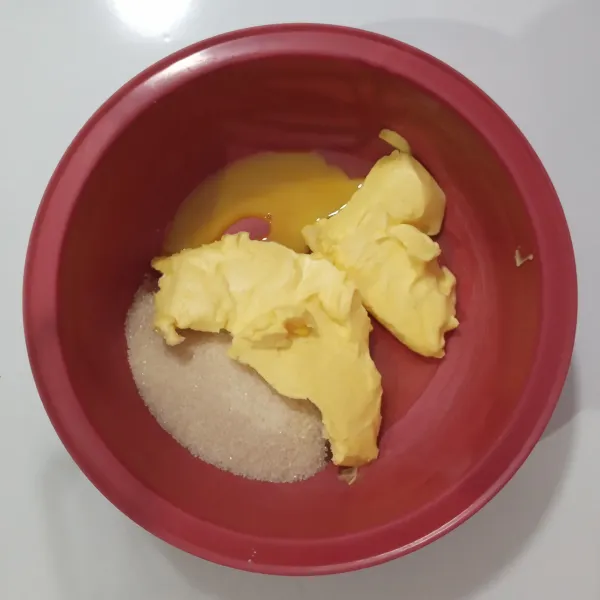 Masukkan telur, butter, margarin dan gula ke dalam wadah.