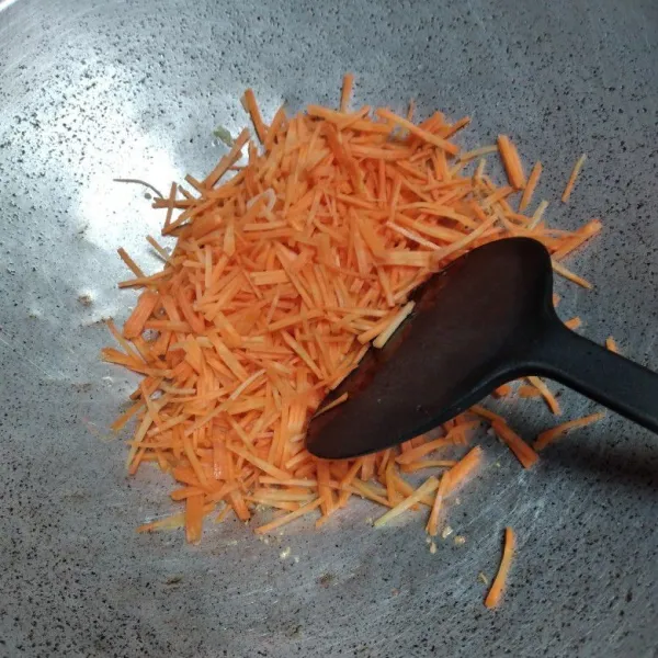 Masukkan wortel dan aduk hingga wortel layu.