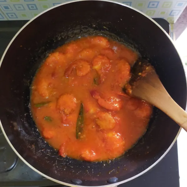 Masak udang hingga matang, kemudian matikan api. Angkat.