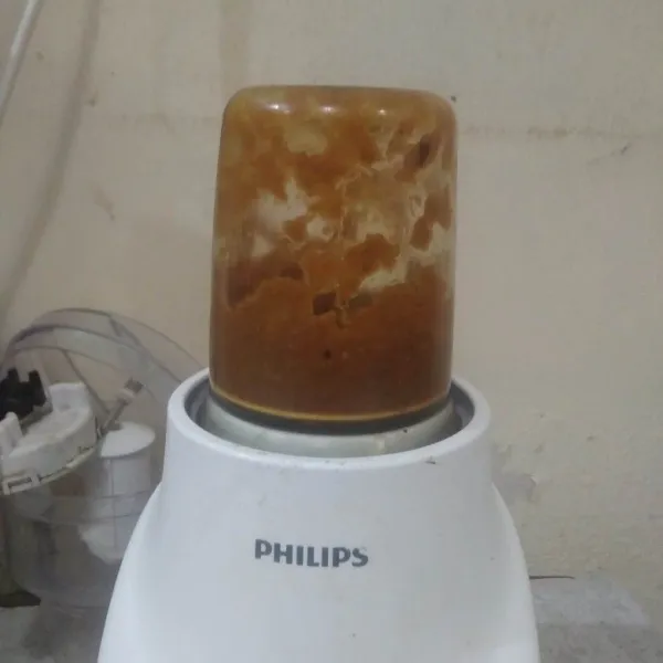 Blender semua bahan untuk bumbu halus