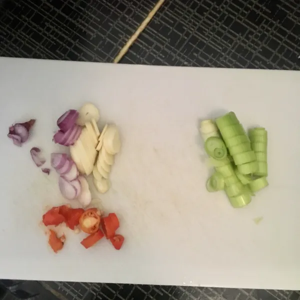 Potong bawang dan cabai.