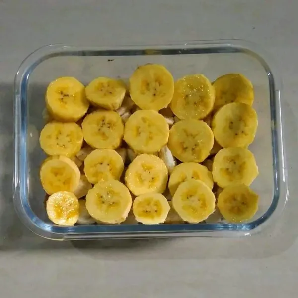 Tambahkan potongan pisang di atasnya, untuk lapisan pertama.
