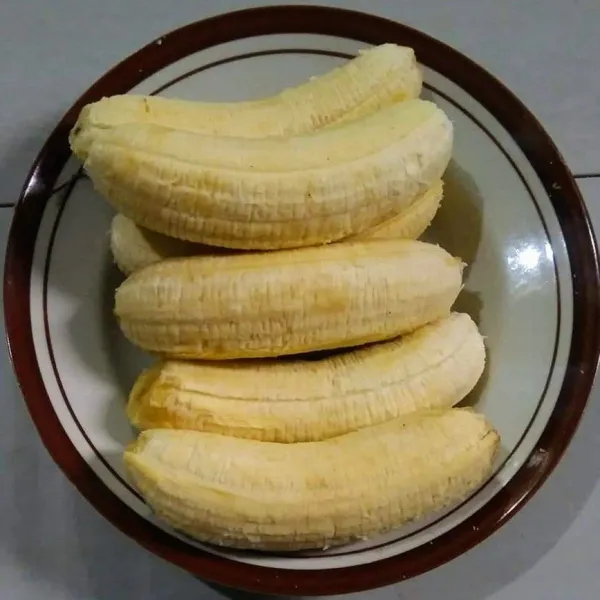 Siapkan pisang, kupas, lalu potong-potong sesuai selera.