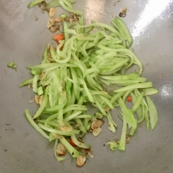 Masukan labu siam, tambahkan air, bumbui dengan garam, kaldu jamur dan kecap asin.