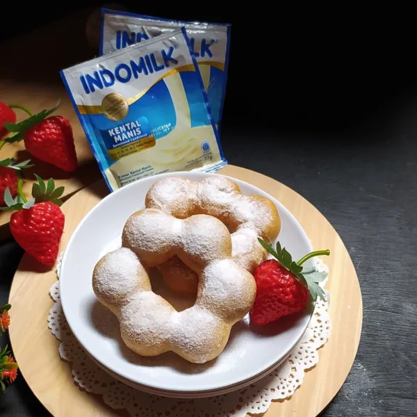 Sajikan dengan taburan gula halus.