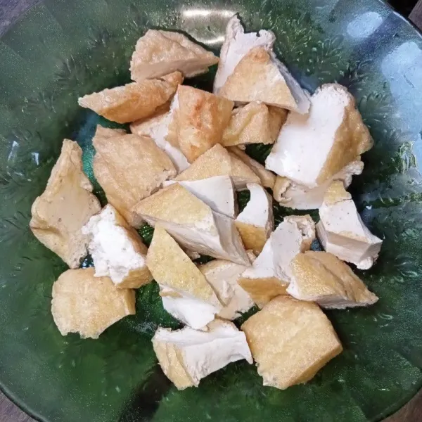 Potong-potong tahu yang sudah digoreng sesuai selera.