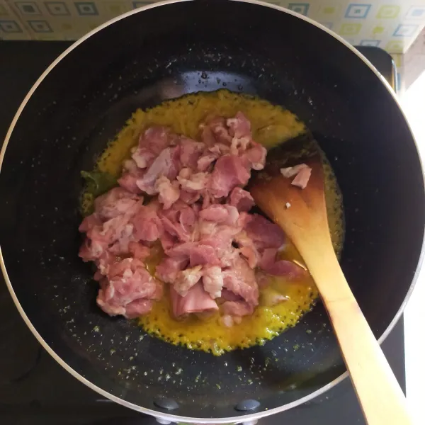 masukkan daging sapi,aduk hingga tercampur rata dan berubah warna.