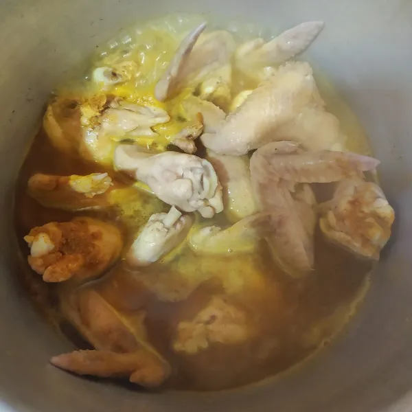 Cuci ayam lalu rebus hingga airnya mendidih. Biarkan 5 menit, lalu buang air rebusan yang pertama. Rebus lagi dengan 750 ml air hingga ayam empuk. (Boleh dengan cara dipresto selama 30 menit).
