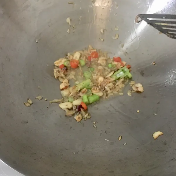 Tumis bawang hingga harum kemudian masukan cabe rawit, daun bawang dan ebi. Tumis hingga semuanya hampir kering.