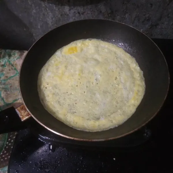 Panaskan teflon dengan sedikit margarin. Kecilkan api, tuang telur kocok. Dadar tipis-tipis, sisihkan. Sisakan sedikit telur kocok untuk membuat nasi goreng.