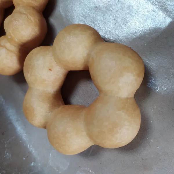 Panaskan minyak goreng dengan api sedang cenderung kecil. Kemudian goreng donat hingga kecoklatan. Angkat dan tiriskan.