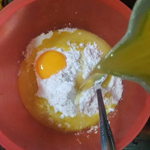 Dalam wadah, masukkan tepung kanji, tepung beras dan kuning telur. Lalu masukkan air rebusan ayam sebanyak 400 ml, sedikit demi sedikit sambil diaduk hingga rata dan tidak bergerindil.