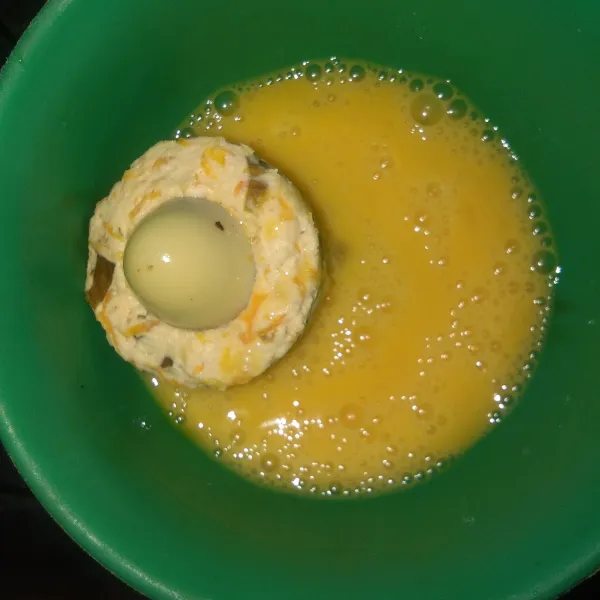 Celupkan tahu dalam telur yang sudah dikocok lepas.