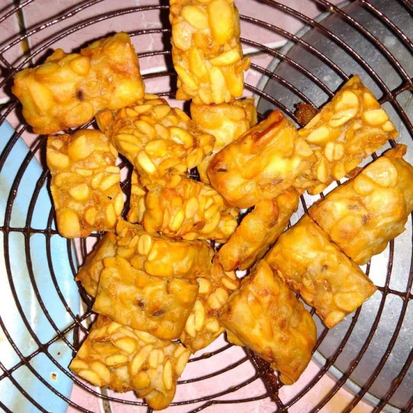 Panaskan minyak, goreng tempe hingga matang dan garing, angkat dan tiriskan