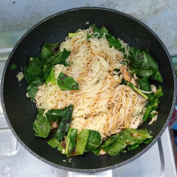 Tambahkan kecap manis. Aduk rata. Masak sampai matang. Icip rasa. Angkat dan sajikan.