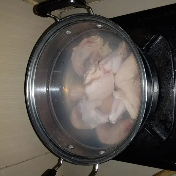 Cuci bersih sayap ayam kemudian rebus hingga matang. Buang air rebusan pertama ganti airnya.