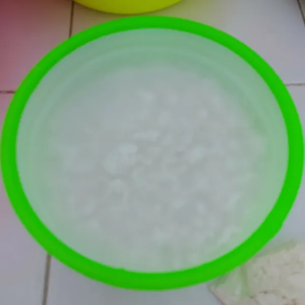 Rendam nasi sisa dengan air selama 1-2 jam. Tiriskan.